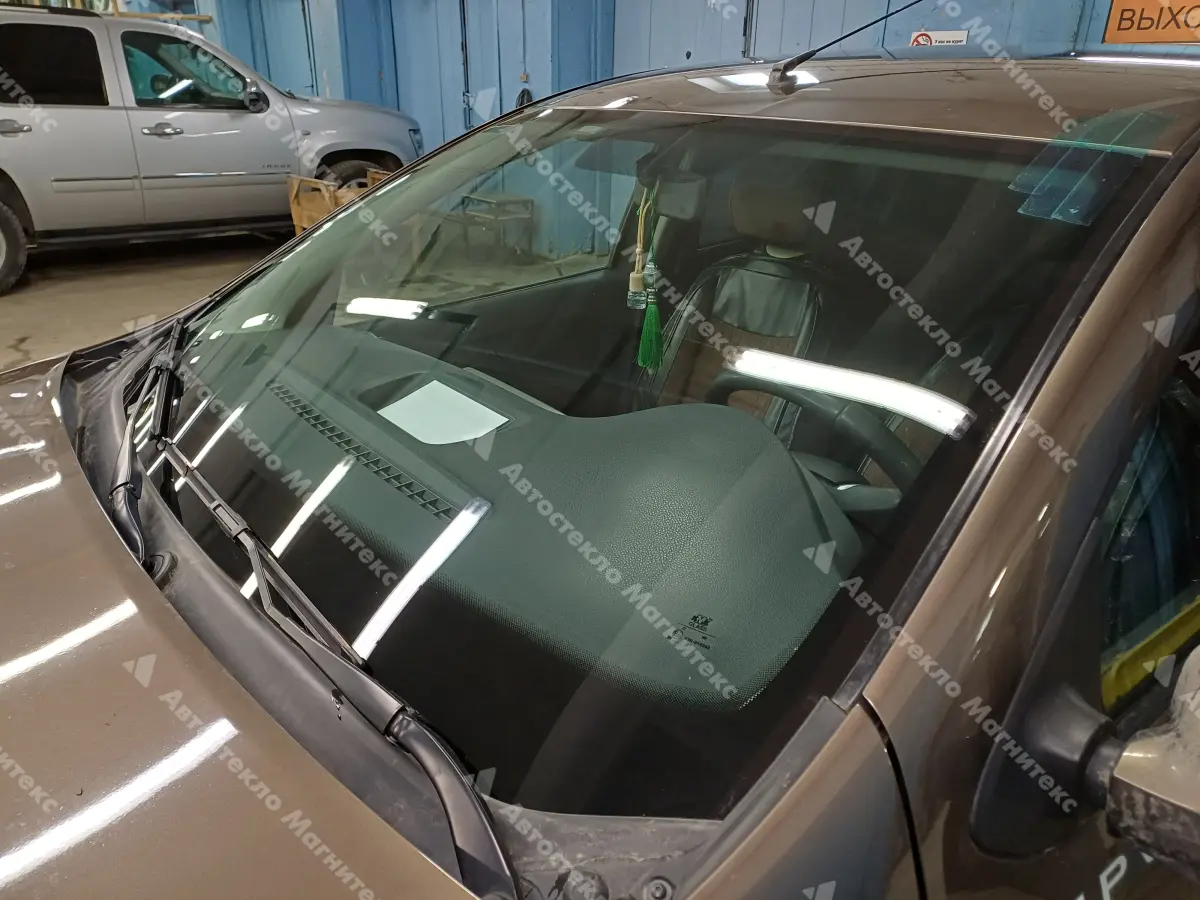 Новое лобовое стекло на автомобиле Renault Logan Stepway